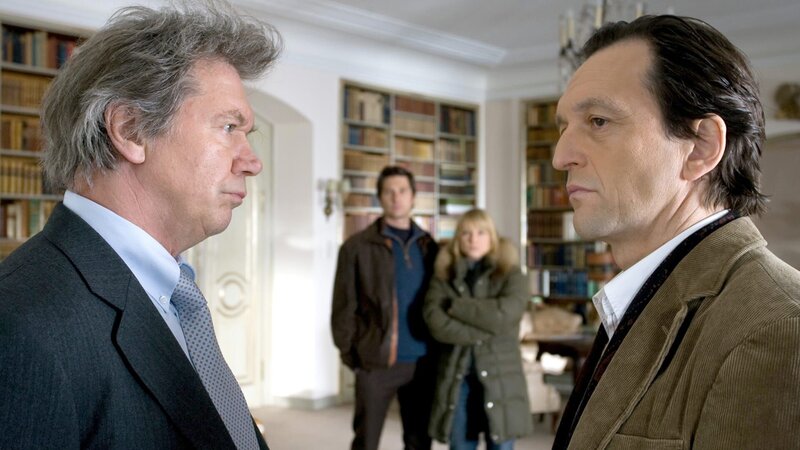 „Soko Kitzbühel“, „Samsons Tod.“ In einer abseits gelegenen Waldhütte liegen die total verkohlten Überreste von Edwin Beretsky. – Bild: ORF/​BEO-Film