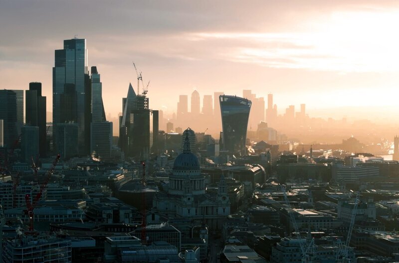 Finanzplatz London: Marc Wieses Dokumentarfilm „Moneyland“ taucht tief ein in die Welt der Banken und beleuchtet die Schattenseiten der internationalen Finanzindustrie. – Bild: SWR/​Dreamer Joint Venture Filmproduktion