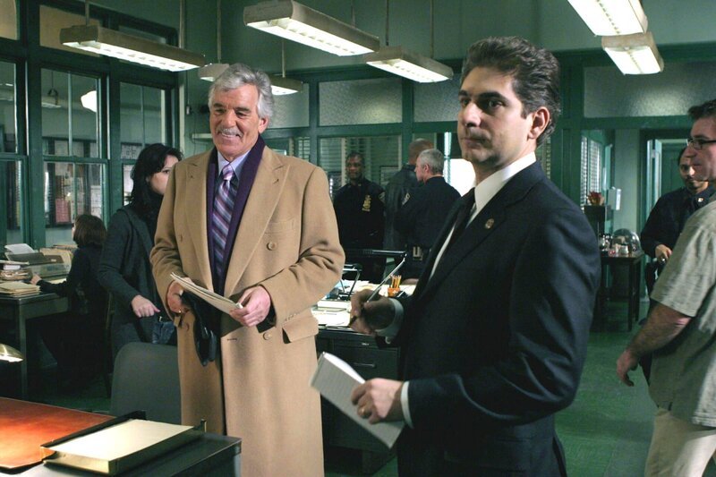 Die Detectives Joe Fontana (Dennis Farina, li.) und Nick Falco (Michael Imperioli) entdecken eine Verbindung zwischen einem ehemaligen Polizeichef und den Morden an einer Pornodarstellerin sowie einer draufgängerischen Journalistin. – Bild: /​ Â©NBC Universal Â©13TH Street Photocredit Mandatory, Editorial Use Only, NO archive, NO Resale
