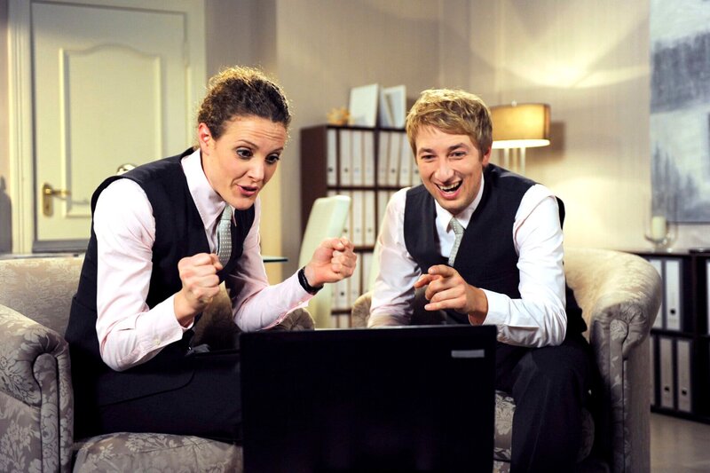 ARD ROTE ROSEN FOLGE 1429, am Mittwoch um 14:10 Uhr. Mick (Tobias Rosen, r.) und Naomi (Barbara Lanz, l.) sind begeistert, dass die Versteigerung des Bildes so gut läuft. – Bild: ARD/​Nicole Manthey