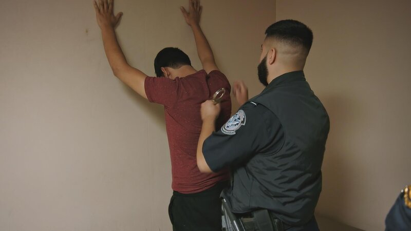 Officer Leon arrests a suspect for importation of illegal pills. (National Geographic) – Bild: 2021 NGC Network US, LLC. All rights reserved. Lizenzbild frei