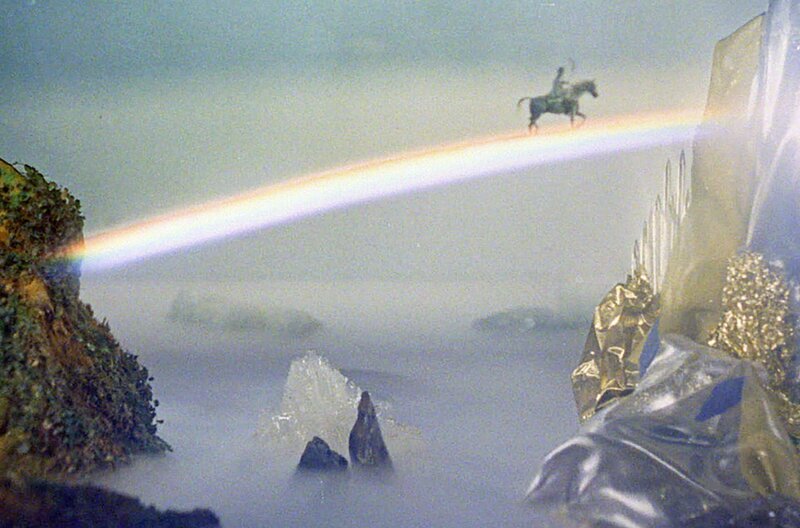 Der Bauernsohn (Mircea Breazu) kehrt mit der „goldenen Ähre der Güte“ zum Schloss hinterm Regenbogen zurück. – Bild: MDR/​PROGRESS Filmverleih/​Centrul Național al Cinematografiei