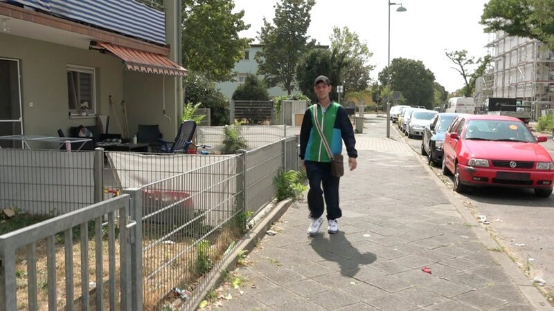 Für Pascal ist der große Tag gekommen. Der gebürtige Mannheimer beginnt endlich sein langersehntes Praktikum bei der Deutschen Bahn. Der 21-Jährige war lange arbeitslos und möchte nicht mehr vom Amt abhängig sein. – Bild: RTLZWEI