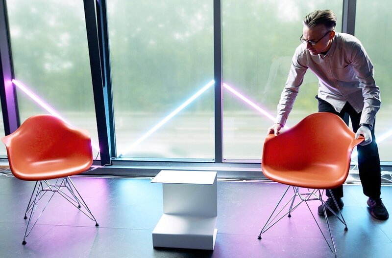 Bertolt Meyer diskutiert mit einem Psychiater und einer Psychotherapeutin über die Hormontherapie im Jugendalter. – Bild: Autentic