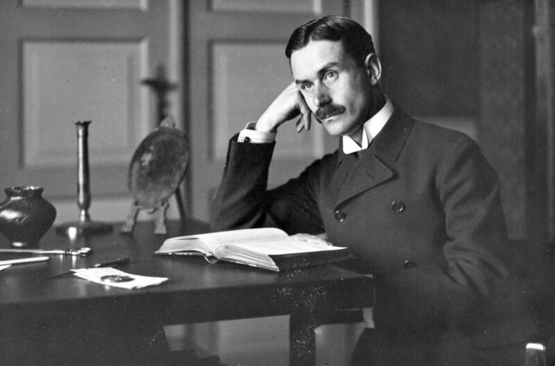 Thomas Mann am Schreibtisch: Mit der Veröffentlichung seines Romans „Buddenbrooks: Verfall einer Familie“ (1901) löste er in Lübeck einen Skandal aus. – Bild: Münchner Stadtmuseum/Sammlung Fotografie/Archiv Kester Thomas Mann am Schreibtisch: Mit der Veröffentlichung seines Romans „Buddenbrooks: Verfall einer Familie“ (1901) löste er in Lübeck einen Skandal aus. – Bild: Münchner Stadtmuseum/Sammlung Fotografie/Archiv Kester