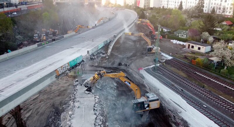 Gesamtblick, Abriss Ringbahnbrücke A100. – Bild: rbb/​Felix Krüger