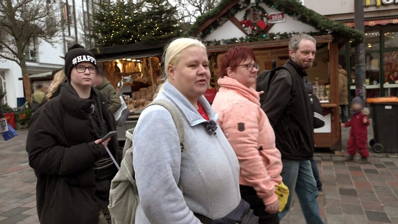Sandra (vorne) hat Besuch von Verwandtschaft aus Stralsund. Passend zur Jahreszeit, gehen sie mit Svenja (li.)  auf den Weihnachtsmarkt. – Bild: RTLZWEI
