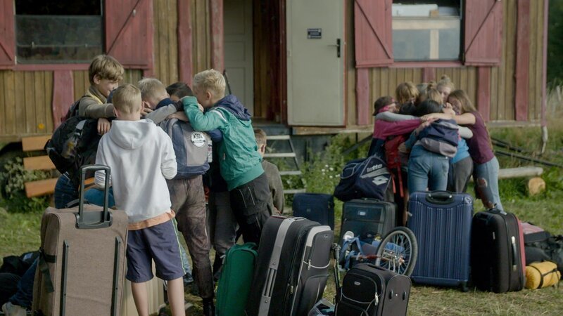 Abschied tut weh – deshalb gibt es noch einmal eine dicke Gruppenumarmung. – Bild: MDR/​Cine Impuls Leipzig