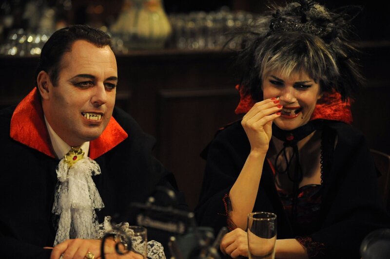 Graf Dracula und seine Freundin verbreiten im Bunnerwirt Halloween-Stimmung. Von links: Hubert Kirchleitner (Bernhard Ulrich) und Uschi Guggenmoser (Silke Popp). – Bild: BR/​Marco Orlando Pichler
