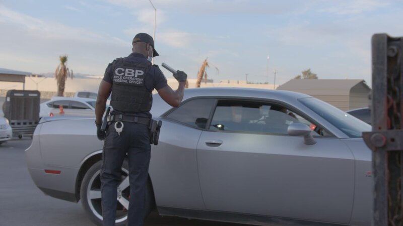 Ein CBP-Beamter inspiziert ein Fahrzeug. – Bild: 2022 NGC NETWORK US, LLC. ALL RIGHTS RESERVED. Lizenzbild frei