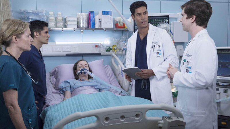 V.l.: Krankenschwester Farrar (Kari Coleman), Dr. Neil Melendez (Nicholas Gonzalez), Avery (Kacey Rohl), Dr. Jared Kalu (Chuku Modu), Dr. Shaun Murphy (Freddie Highmore) – Bild: MG RTL D /​ © 2017 Sony Pictures Television Inc. and Disney Enterprises, Inc. All Rights Reserved.