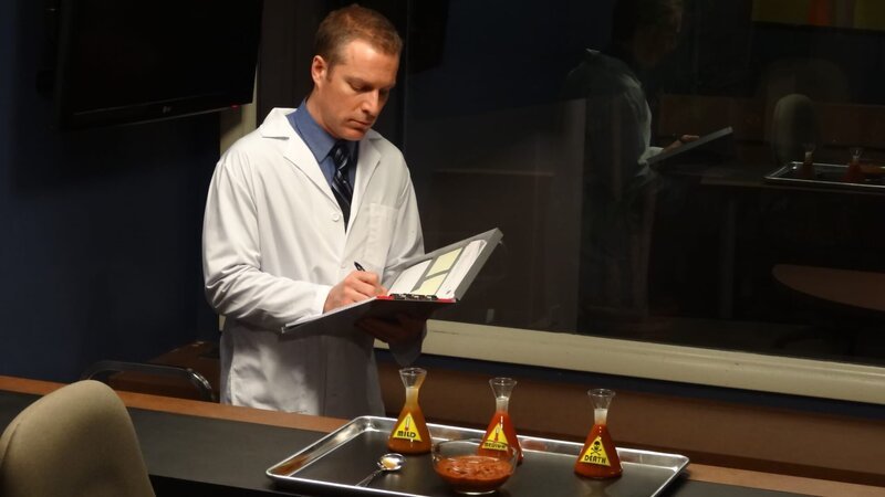 New York, NY – A scientist jots down the results of an experiment designed to test the willingness of participants to inflict pain on a stranger. – Bild: NGC /​ Ben Spaner