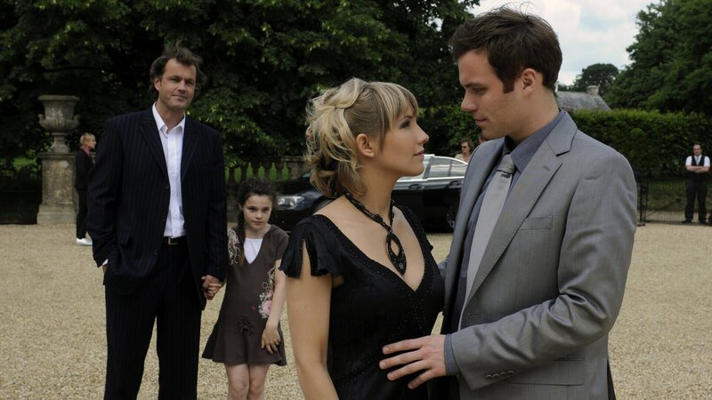 Harold (Joachim Kretzer, l.) und seine Tochter Cindy (Giulia Karkhoff, 2.v.l.) freuen sich, dass Antonias (Maxi Warwel, 2.v.r.) Präsentation ein voller Erfolg war. Auch mit David (Bernhard Piesk, r.) scheint sie nun ihr Glück gefunden zu haben. – Bild: ZDF und Katrin Knoke