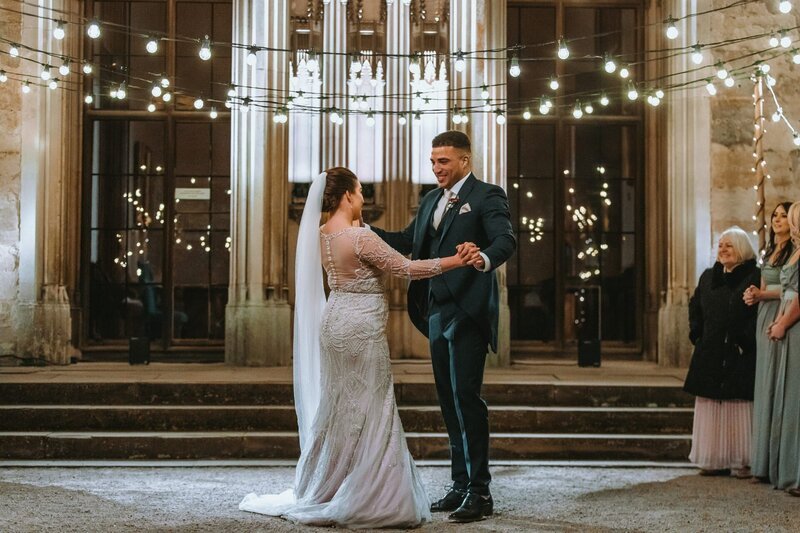 Amy (l.); Joshua (r.) – Bild: 2021 CPL Productions /​ Simon Johns Lizenzbild frei