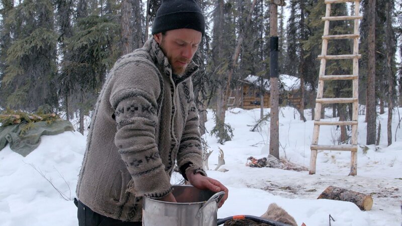 Johnny Rolfe kocht das Abendessen für sich und seinen Hund Java. (National Geographic) – Bild: National Geographic /​ National Geographic