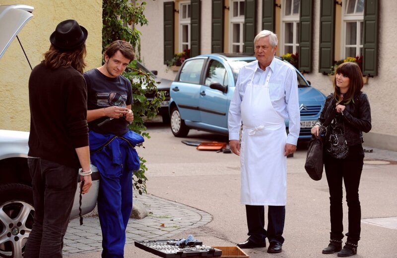 Joseph verlangt von Flori, seine Reparaturarbeiten in eine Werkstatt zu verlegen. Von links: Florian (Tommy Schwimmer), Joseph Brunner (Wilhelm Manske) und Nina Kreutzer (Andrea Schmitt). – Bild: BR/​Marco Orlando Pichler