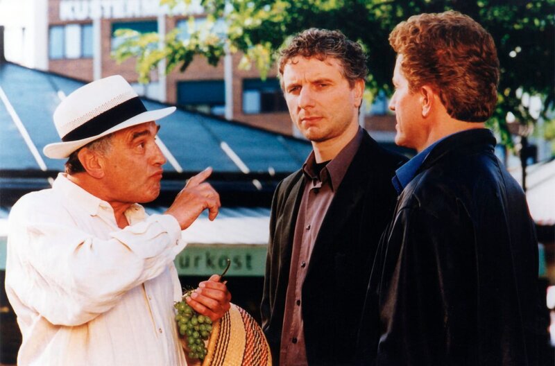 Von links: Professor Kratzer (Michael Degen) und die beiden Kriminalhauptkommissare Franz Leitmayr (Udo Wachtveitl) und Ivo Batic (Miroslav Nemec). – Bild: Bavaria Film GmbH/​BR/​klick/​Rolf von der Heydt