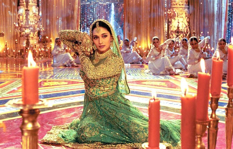 Chandramukhi (Madhuri Dixit) ist sehr angetan von Devdas.. – Bild: RTL Passion Chandramukhi (Madhuri Dixit) ist sehr angetan von Devdas.. – Bild: RTL Passion