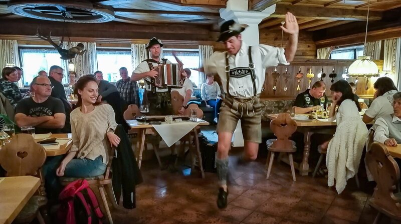 Schuhplatteln beim zünftigen bayerischen Abend am Campingplatz Tennsee – Bild: MDR/​timeline