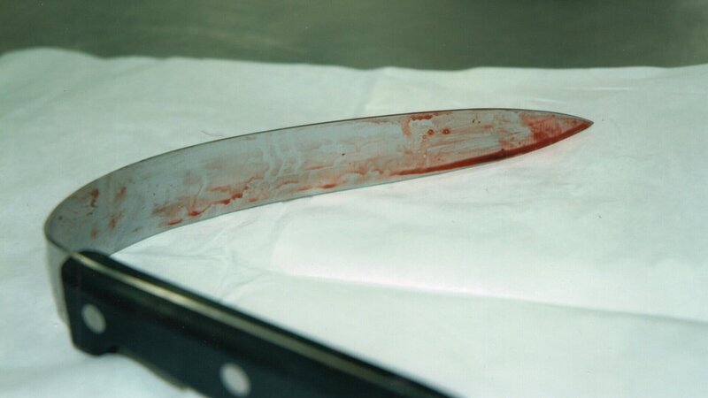 Mit diesem Messer wurde Regina B. in ihrem Bett erstochen. Der Täter hat massiv auf die 39-Jährige eingestochen, so dass die Tatwaffe verbogen ist. – Bild: ZDF und Polizei Elmshorn