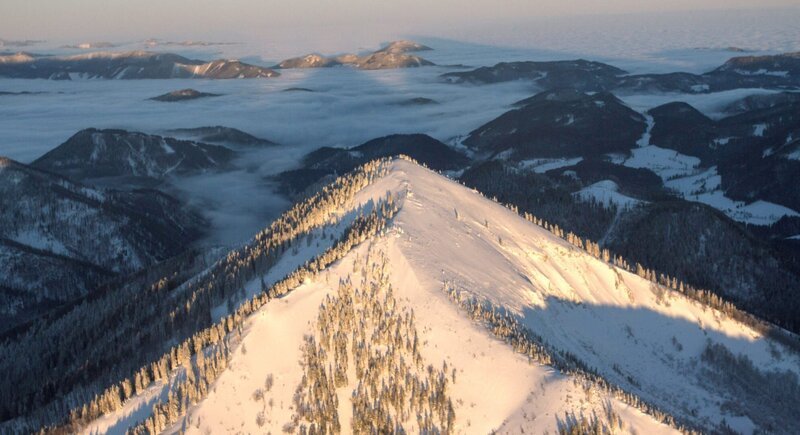 Der Bergstock des Ötscher liegt am östlichen Rand der Alpen. Sein Gipfel ist keine 2000 Meter hoch. Und dennoch dominiert dieser Berg eine ganze Region, eine Landschaft der Superlative: Hier gibt es nicht nur einen der kältesten Orte der Alpenregion, sondern auch den dunkelsten Nachthimmel weit und breit, denn das Land hier ist sehr dünn besiedelt, und die Sterne funkeln wie nirgends sonst in den Bergen. – Bild: BR/Interspot Film Der Bergstock des Ötscher liegt am östlichen Rand der Alpen. Sein Gipfel ist keine 2000 Meter hoch. Und dennoch dominiert dieser Berg eine ganze Region, eine Landschaft der Superlative: Hier gibt es nicht nur einen der kältesten Orte der Alpenregion, sondern auch den dunkelsten Nachthimmel weit und breit, denn das Land hier ist sehr dünn besiedelt, und die Sterne funkeln wie nirgends sonst in den Bergen. – Bild: BR/Interspot Film