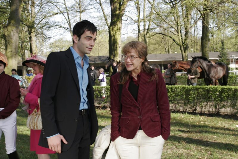 Lisa (Alexandra Neldel, r.) wird überraschend von David (Mathis Künzler, l.) zu Friedrichs Cocktail-Soirée eingeladen. (Dieses Foto von Alexandra Neldel darf nur in Zusammenhang mit der Berichterstattung über die Serie „Verliebt in Berlin“ veröffentlicht und verbreitet werden.) – Bild: SAT.1 /​ Noreen Flynn Eigenproduktionsbild frei