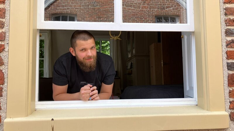 Jonas Kinast in seinem Steinhaus in Uttum – Bild: NDR/​Johann Ahrends