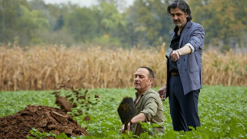 Während Semir (Erdogan Atalay, l.) mit vorgehaltener Waffe sein eigenes Grab schaufeln muss, erzählt Mafioso Carlo (Ciro de Chiara) ihm seine Geschichte. – Bild: MG RTL D /​ Guido Engels
