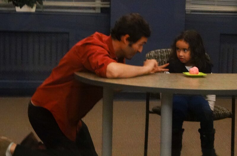 Manhattan, NY – Host Jason Silva talks to a young girl sitting at table during „Resist the Cotton Candy“ game, designed to test if kids can resist having cotton candy right now for the future promise of more cotton candy. The kids who succeed in resisting temptation hold the secret to unlocking your brain’s willpower. – Bild: NGC /​ Luke Tilghman
