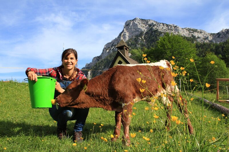 Anna füttert den jungen Stier Xaver mit Milch. – Bild: BR, Text und Bild Medienproduktion GmbH & Co. KG