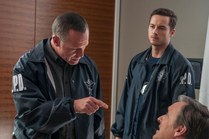 V.l.: Hank Voight (Jason Beghe), Jay Halstead (Jesse Lee Soffer) und Dr. Dean Reybold (Jeremy Shamos) – Bild: RTL /​ NBC Universal /​ Gottkomplex