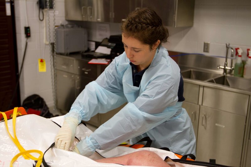 KNOXVILLE, TENN. – Researcher Angela Dautartas prepares a recently received human cadaver that will be laid out to decompose at the Anthropology Research Facility. – Bild: The National Geographic Channel