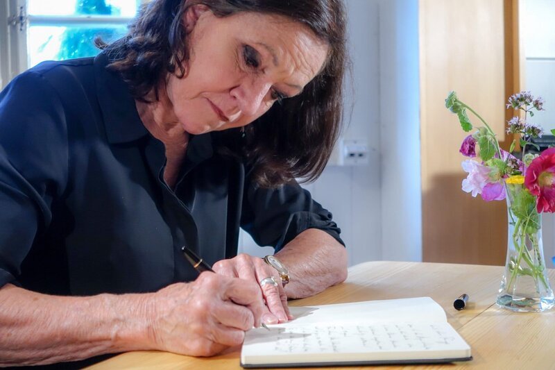 Maria Bill schreibt einen Brief an ihr früheres Ich. – Bild: 3sat
