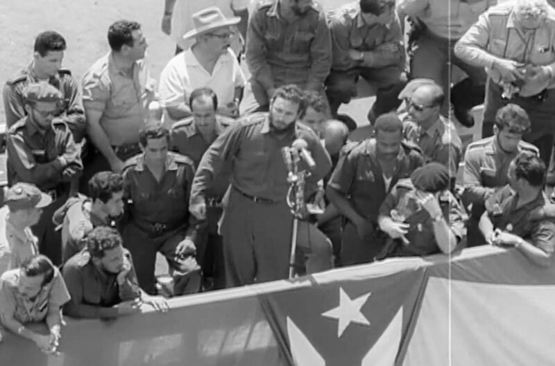 Der kubanische Staatschef Fidel Castro (Mi.) hält eine Ansprache an die Menge. – Bild: ICAIC/​INA