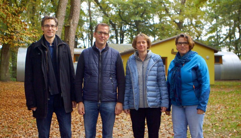 Martin Hagen (l.) und Kai Finck (2.v.l.) mit ihren ehemaligen Klassenkameradinnen vor dem Schullandheim Bissel. – Bild: NDR/​Lonamedia/​Julia Zinke