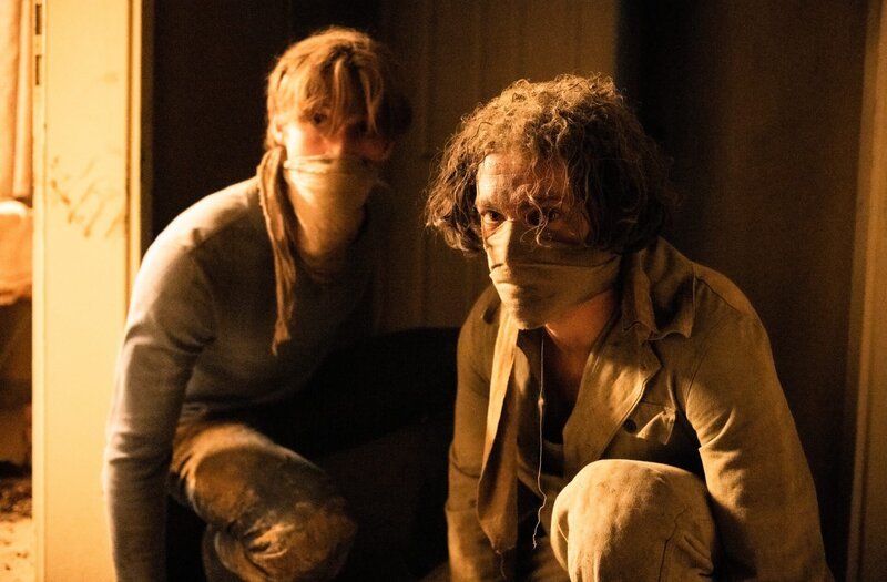 Winne (Damian Hardung, l.) und Matteo (Valerio Morigi) kämpfen sich durch das brennende Gebäude. – Bild: WDR/​UFA Fiction/​Martin Valentin