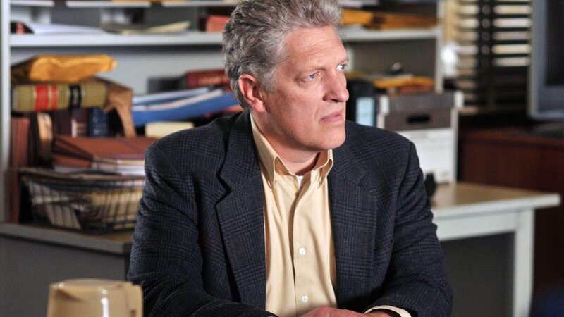 Sheriff John Burkhart (Clancy Brown) gerät ins Visier der Ermittler. – Bild: TVNOW