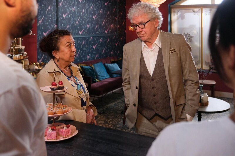 Nuray (Lilay Huser) ist ertappt, als sie erkennt, vor wem sie ueber die Kuniberts schimpft. Rechts Hannes Kunibert Senior (Thomas Goritzki) – Bild: RTL /​ Stefan Behrens