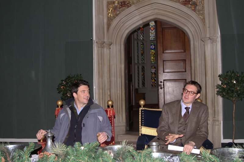 London, UK – Joe Crowley (Moderator) und Dr. Kent Rawlinson (Kurator im Hampton Court Palace) am Banketttisch in der Großen Halle von Hampton Court. – Bild: True North/​NGCI