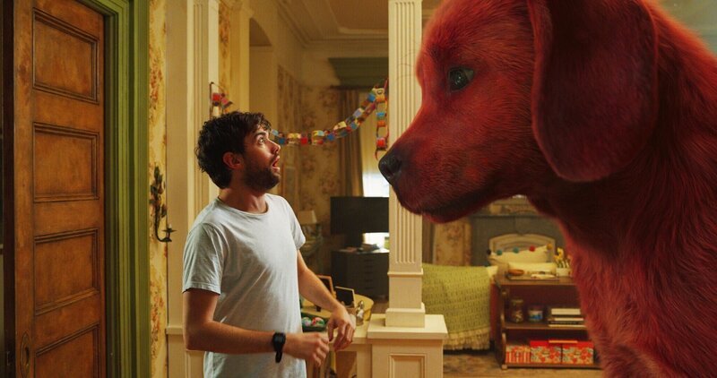 Casey (Jack Whitehall) und Clifford, der große rote Hund  +++ Die Verwendung des sendungsbezogenen Materials ist nur mit dem Hinweis und Verlinkung auf RTL+ gestattet. +++ – Bild: RTL /​ Paramount Pictures
