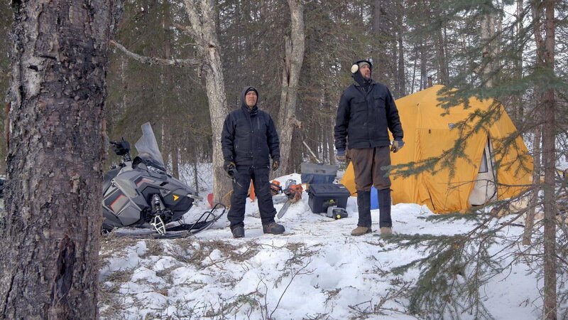 Chevie Roach und sein Cousin Roger Hamilton Jr. arbeiten gemeinsam am Bau einer Hütte (National Geographic). – Bild: National Geographic