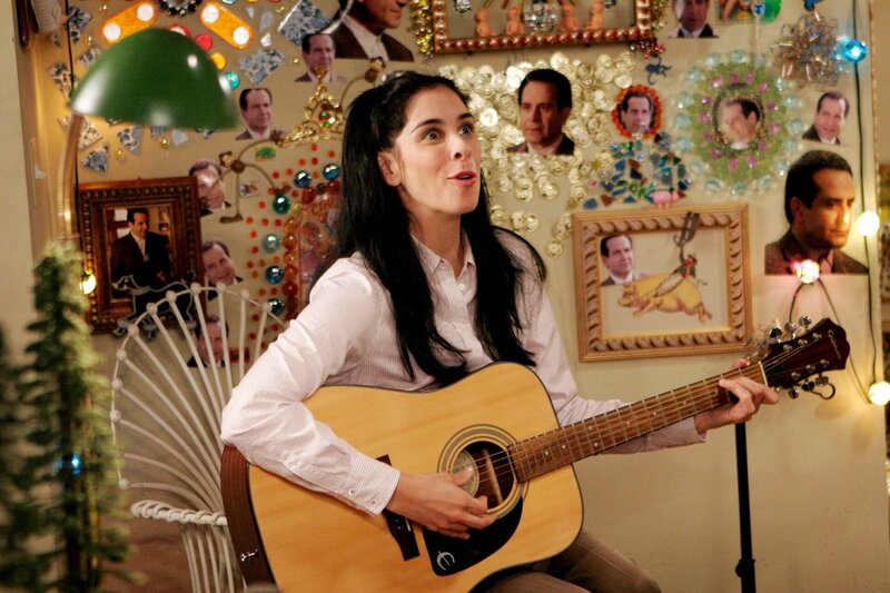 Marci Maven (Sarah Silverman) gibt alles, um ihrem Idol Mr. Monk zu gefallen. Sie hat ihr ganzes Zimmer mit seinen Fotos dekoriert. Das kommt selbst dem verschrobenen Mr. Monk recht seltsam vor. – Bild: ORF/​Universal/​Carin Baer