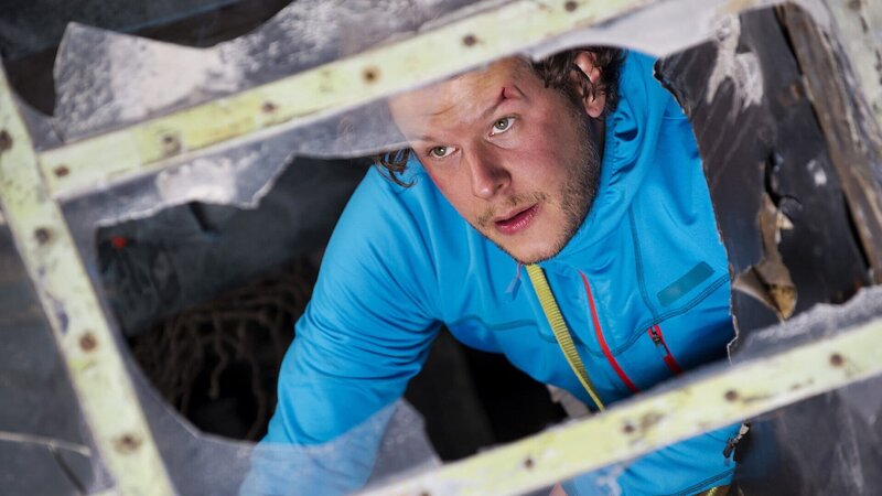 Benjamin (Mirko Lang) und seine Gefährten sind in dem alten Flugzeugwrack eingeschlossen und hängen über dem Abgrund. – Bild: ZDF und Thomas R. Schumann
