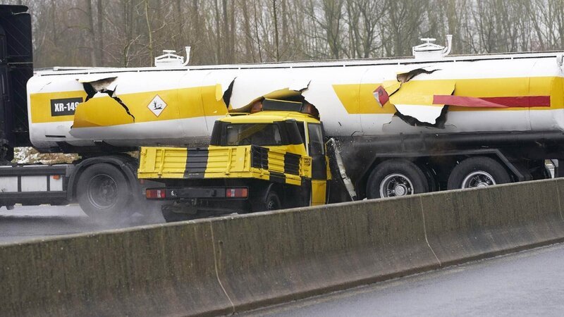Um Semirs Unschuld zu beweisen und ein Verbrechen zu verhindern sind Semir und Paul am Flughafen. Semir springt im letzten Moment ab bevor der Wagen mit den Gangstern in einen Tanklaster crasht. – Bild: TVNOW /​ Guido Engels