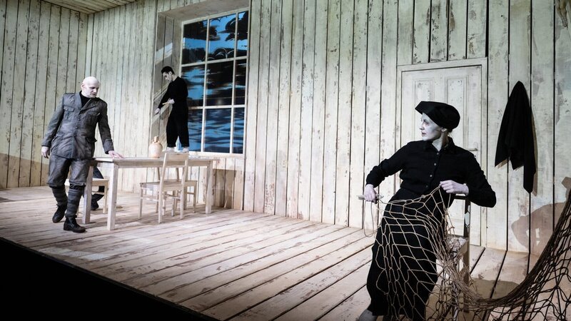 Oliver Stokowski (li.), Pujan Sadri (mi.) und Barbara Horvath (re.) in „Die Gewehre der Frau Carrar/​Würgendes Blei“ am Residenztheater München. – Bild: ZDF und Sandra Then