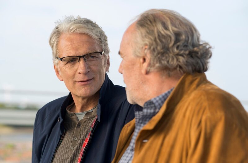 Alex (Walter Sittler, li.) vertraut Georg (Christian Kohlund) sein Geheimnis an. – Bild: ARD Degeto/Thorsten Jander Alex (Walter Sittler, li.) vertraut Georg (Christian Kohlund) sein Geheimnis an. – Bild: ARD Degeto/Thorsten Jander