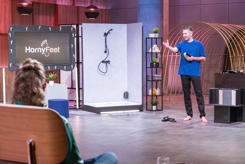 Peter Michael Fedor Kreitmeir präsentiert den „Löwen“ die Duschfußfeile HornyFeet. Er erhofft sich ein Investment von 50.000 Euro für 25 Prozent der Firmenanteile. – Bild: RTL /​ Bernd-Michael Maurer