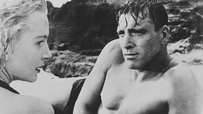 Der harte Sergeant Milton Warden (Burt Lancaster) hat einen Schwachpunkt: Er hat eine Affäre mit Karen Holmes (Deborah Kerr), der Frau seines Vorgesetzten. – Bild: ZDF und Irving Lippman Der harte Sergeant Milton Warden (Burt Lancaster) hat einen Schwachpunkt: Er hat eine Affäre mit Karen Holmes (Deborah Kerr), der Frau seines Vorgesetzten. – Bild: ZDF und Irving Lippman