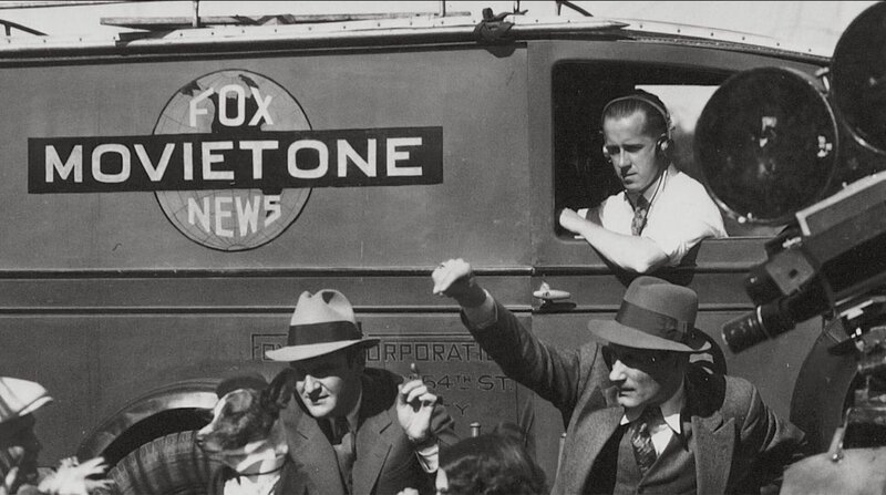 A Movietone filming team shooting a newsreel. – Bild: 2019_CuriosityStream-Inc.