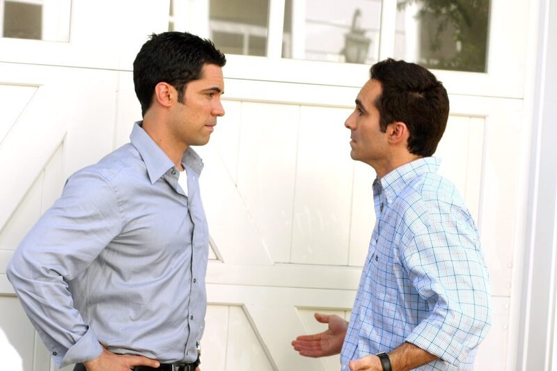Mike bekommt Besuch von seinem Bruder Scott bezüglich eines Kindesmissbrauchs. – Bild: Warner Bros. Television